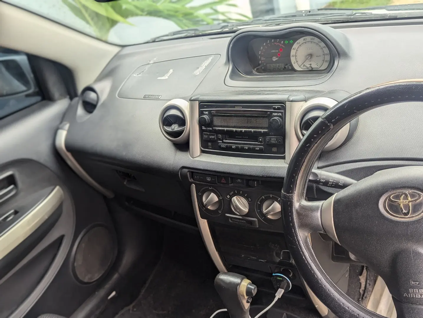 Used White Toyota Ist for Sale thumbnail 2