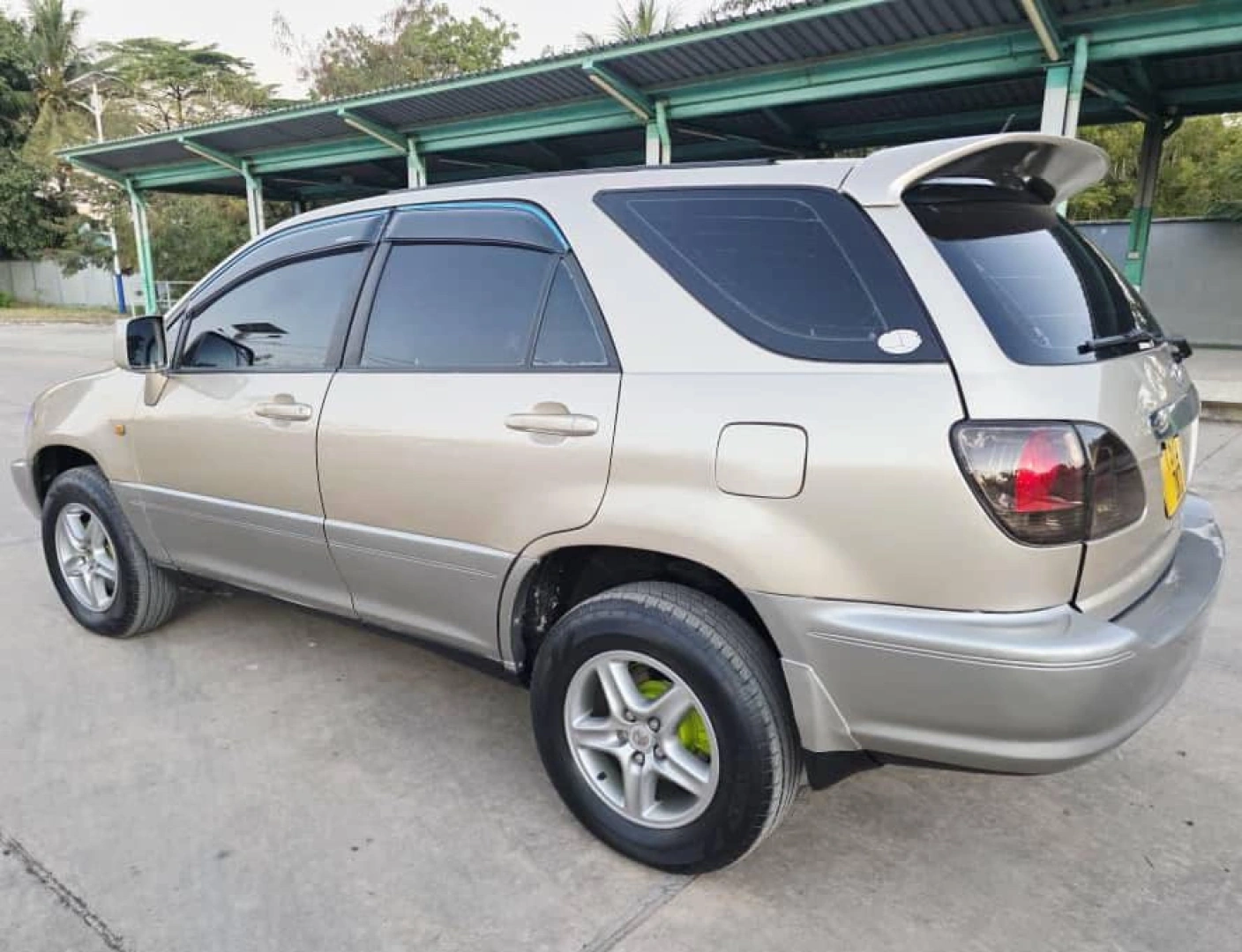 Toyota Harrier Old Model SUV for Sale thumbnail 4