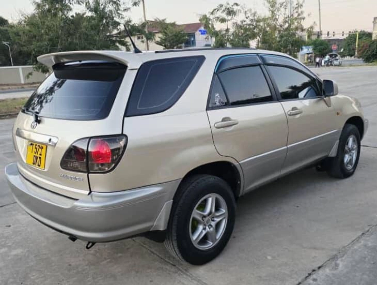 Toyota Harrier Old Model SUV for Sale thumbnail 5