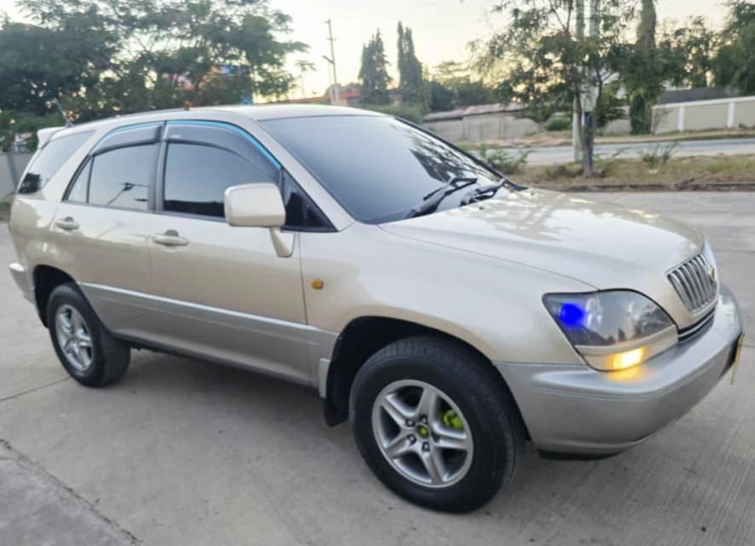 Toyota Harrier Old Model SUV for Sale thumbnail 6