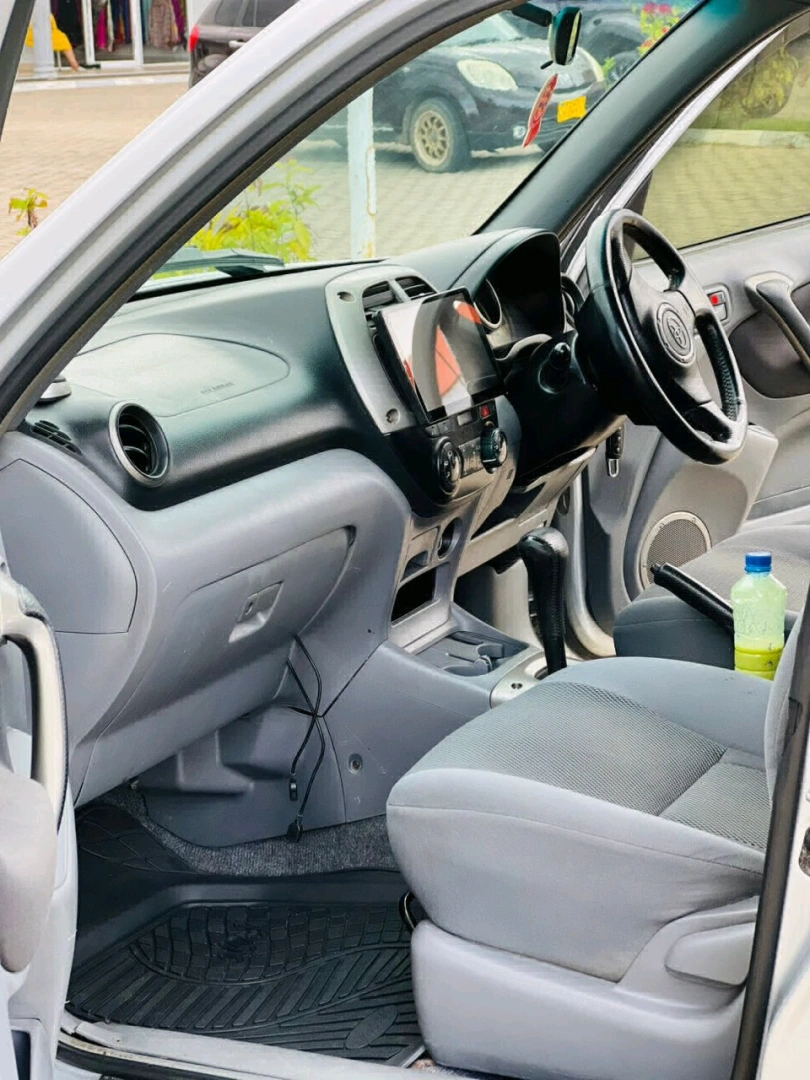 Toyota RAV4 SUV Silver thumbnail 5