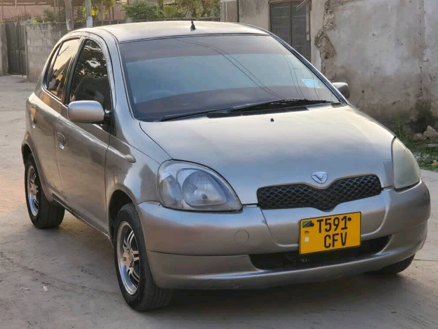 Used Silver Toyota Vitz Hatchback 990cc thumbnail 2