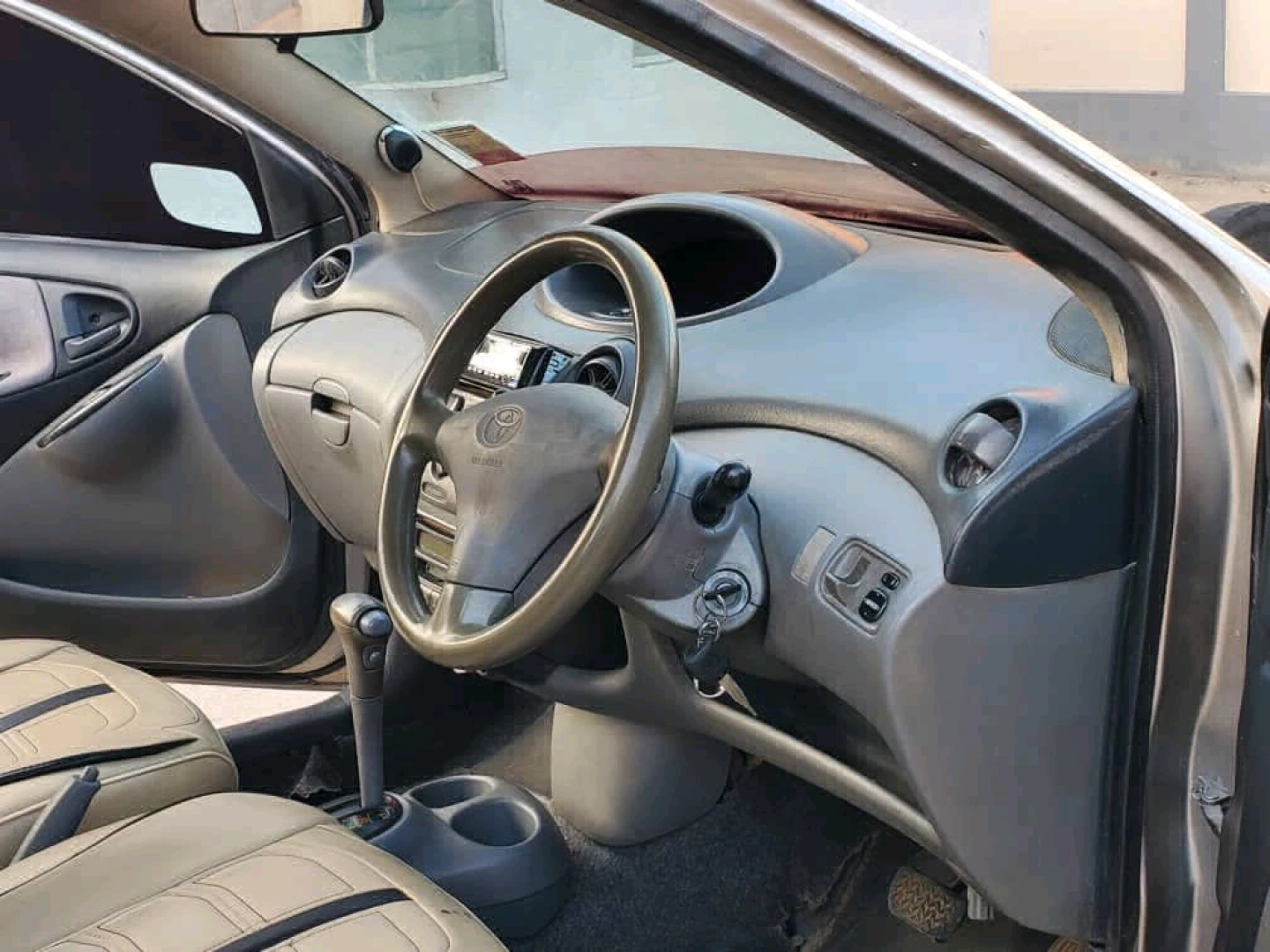 Used Silver Toyota Vitz Hatchback 990cc thumbnail 5