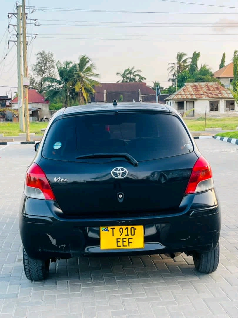 Toyota Vitz New Model 1290cc (Black) thumbnail 3
