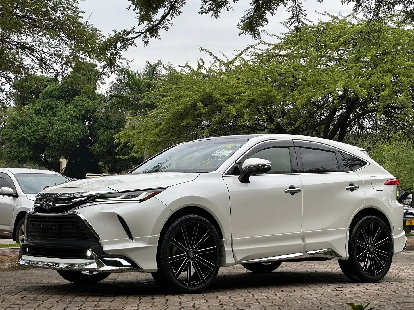2020 Toyota Harrier Z Package thumbnail 4