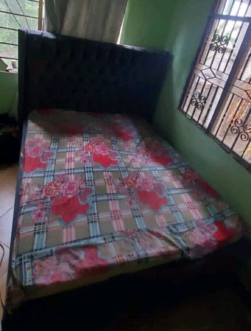 Kitanda na Godoro 5x6