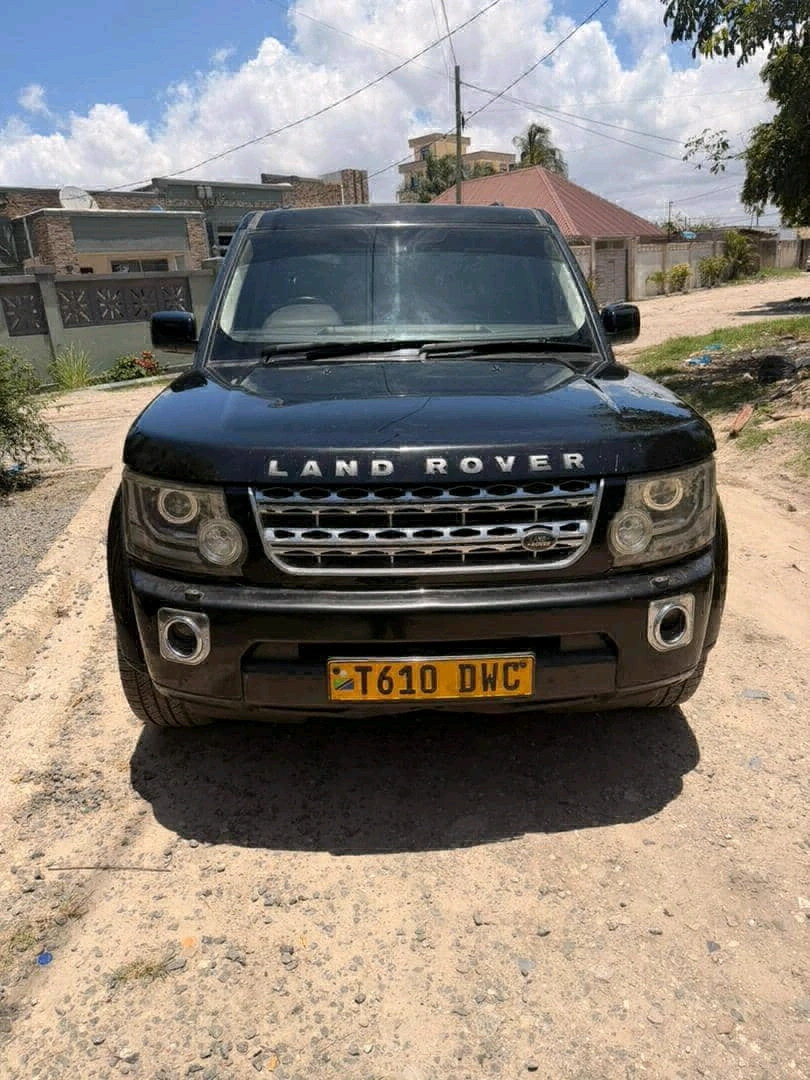 Black Land Rover Discovery 4 SUV