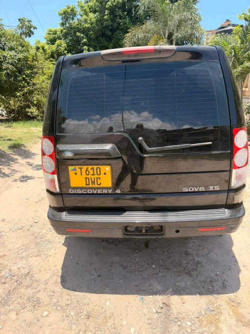 Black Land Rover Discovery 4 SUV thumbnail 2