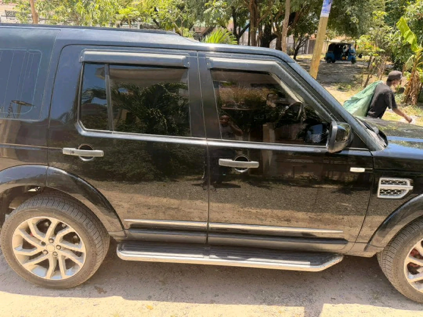 Black Land Rover Discovery 4 SUV thumbnail 3