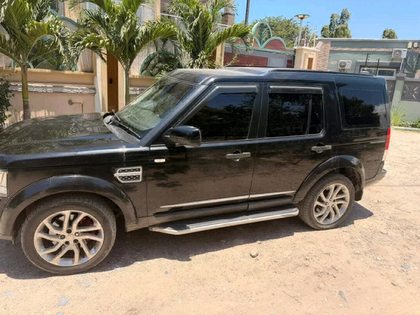 Black Land Rover Discovery 4 SUV thumbnail 4