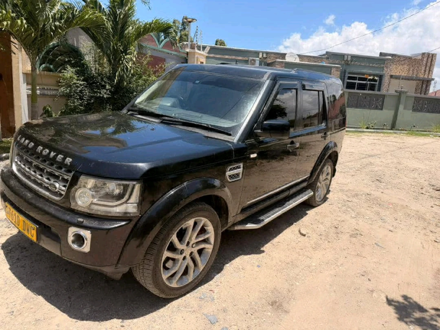 Black Land Rover Discovery 4 SUV thumbnail 5