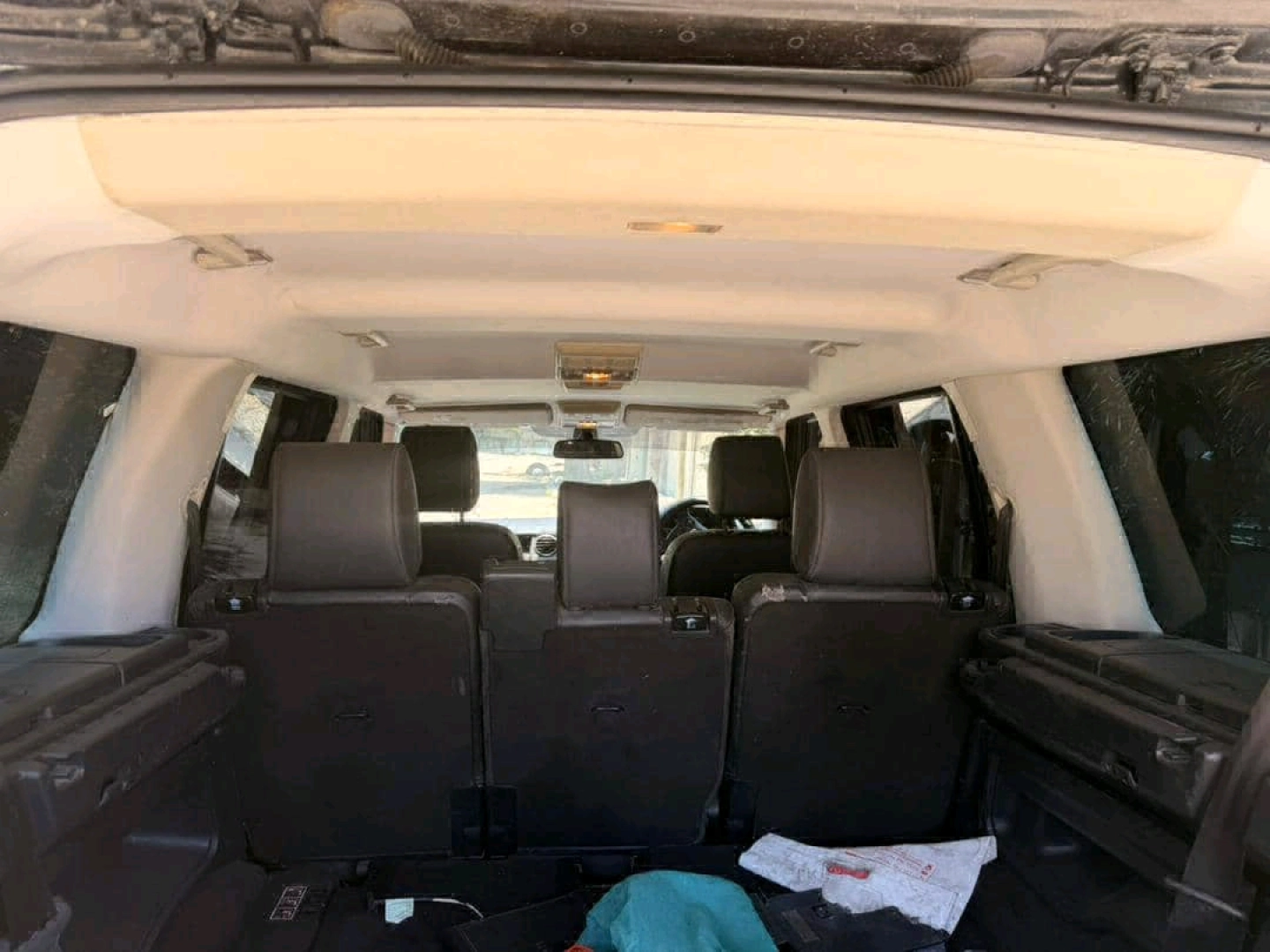 Black Land Rover Discovery 4 SUV thumbnail 6
