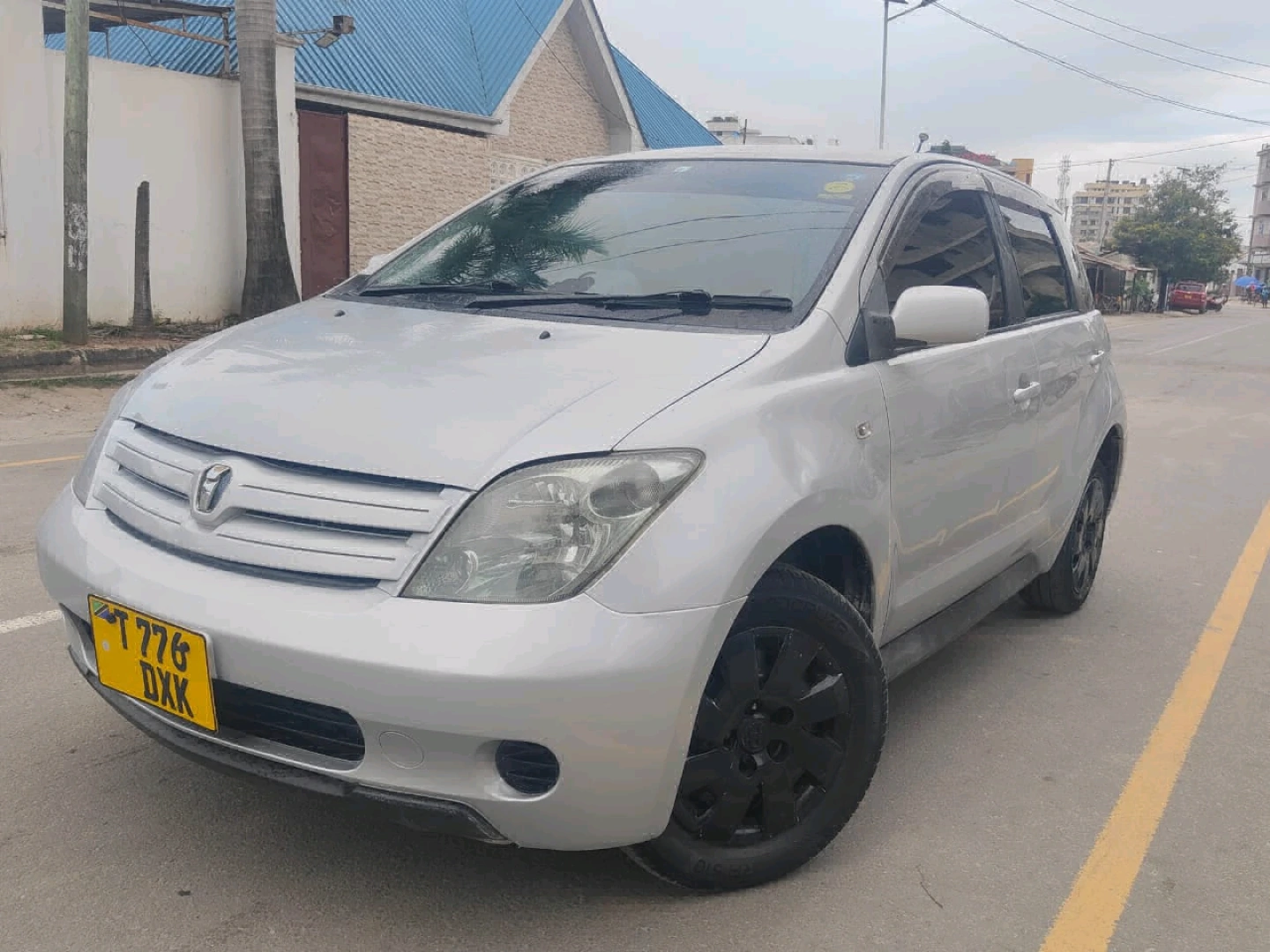 Toyota Ist Silver Automatic Car 1290 CC thumbnail 2