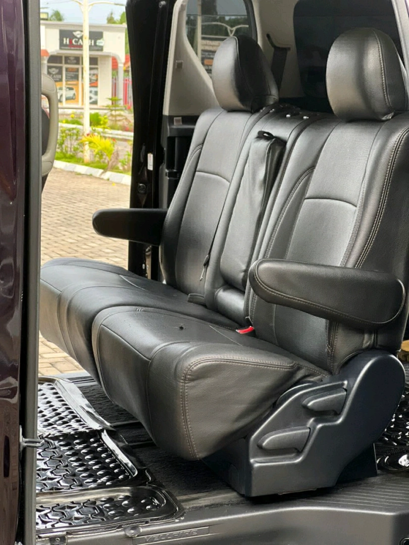 Toyota Vellfire Automatic Minivan (Silver) thumbnail 7