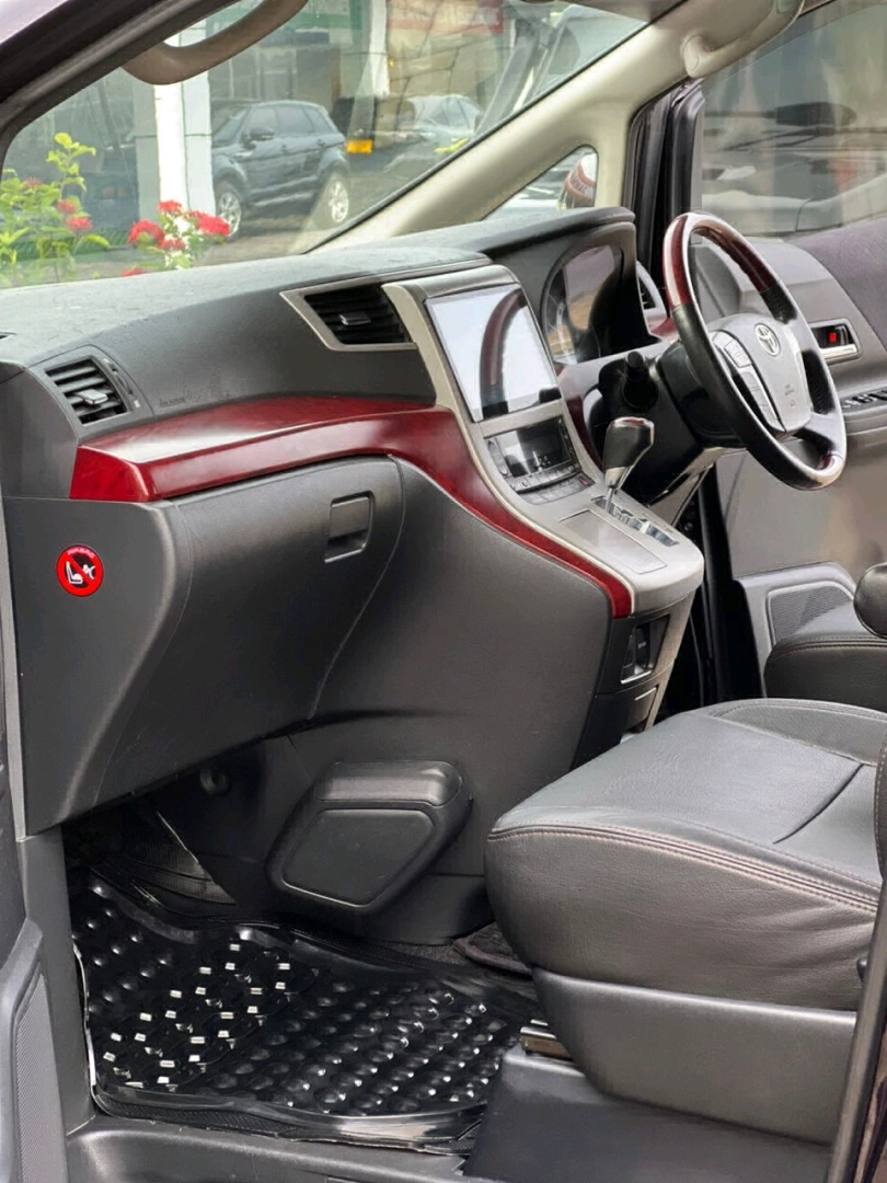 Toyota Vellfire Automatic Minivan (Silver) thumbnail 8