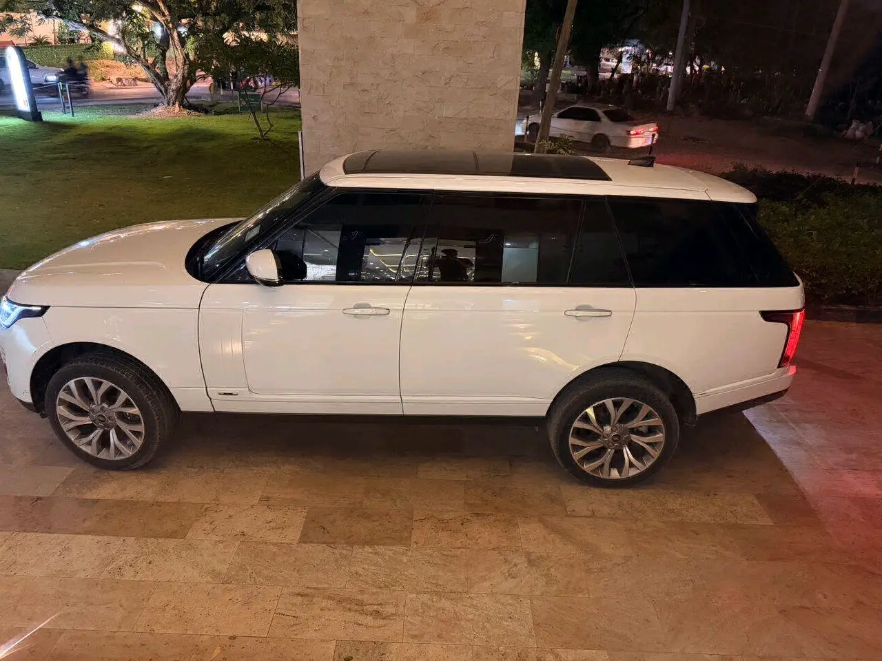 Range Rover Vogue Autobiography 2019 thumbnail 2