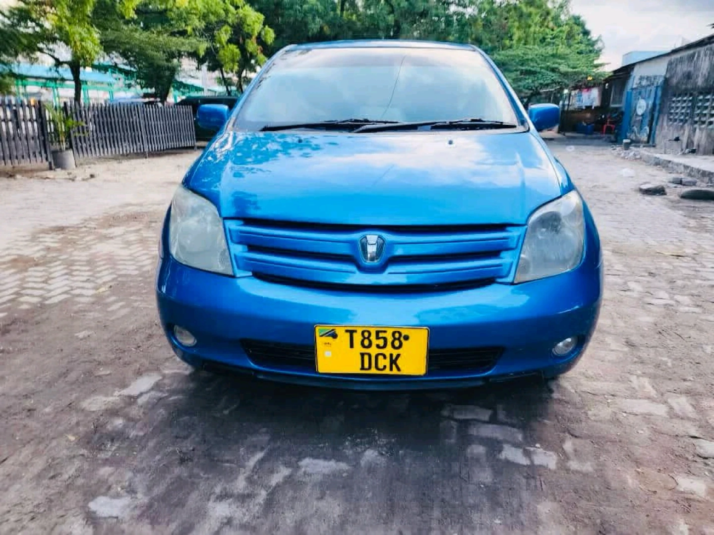 Used Blue Toyota Ist 2004 (1290 CC)