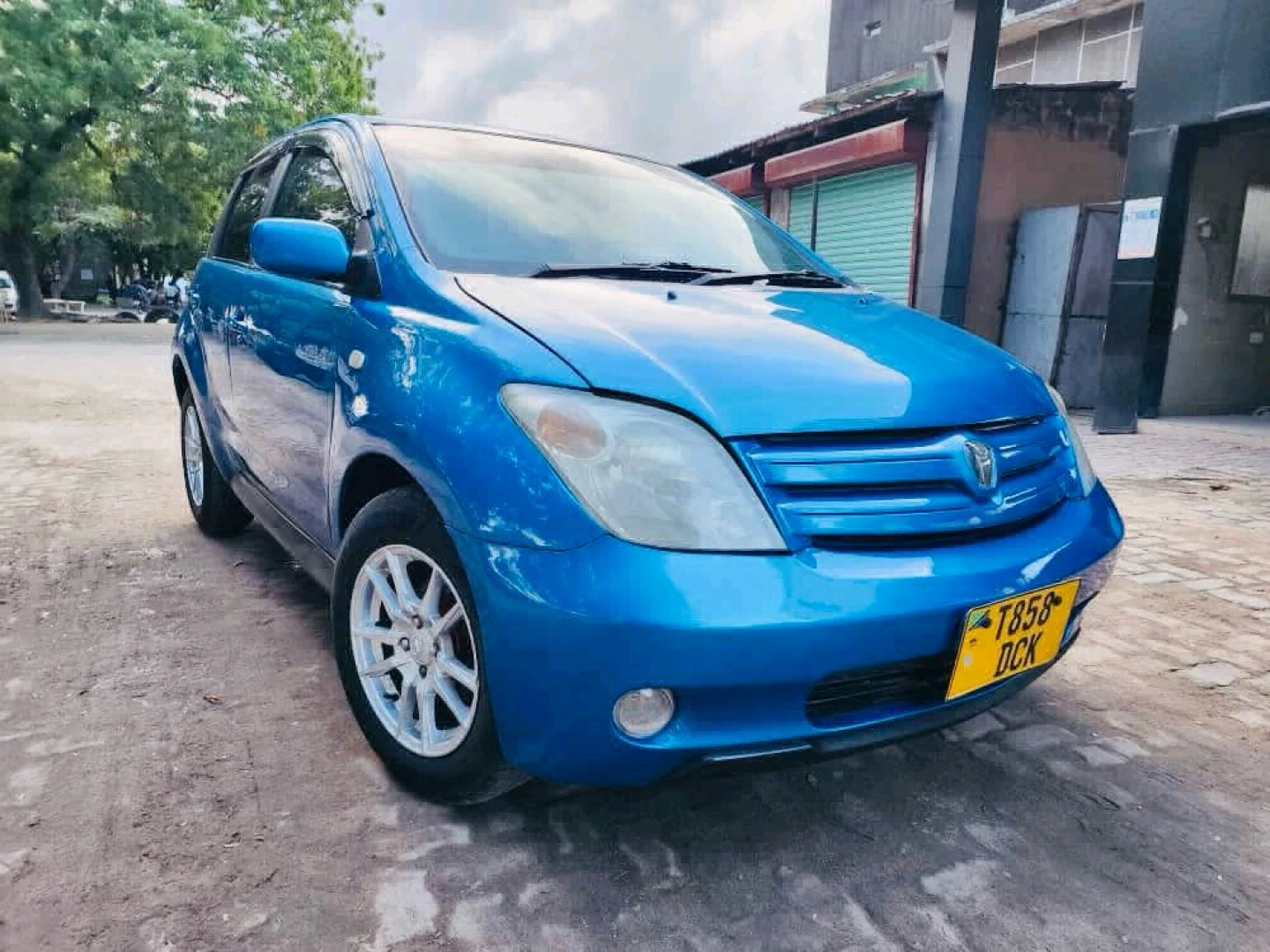 Used Blue Toyota Ist 2004 (1290 CC) thumbnail 3