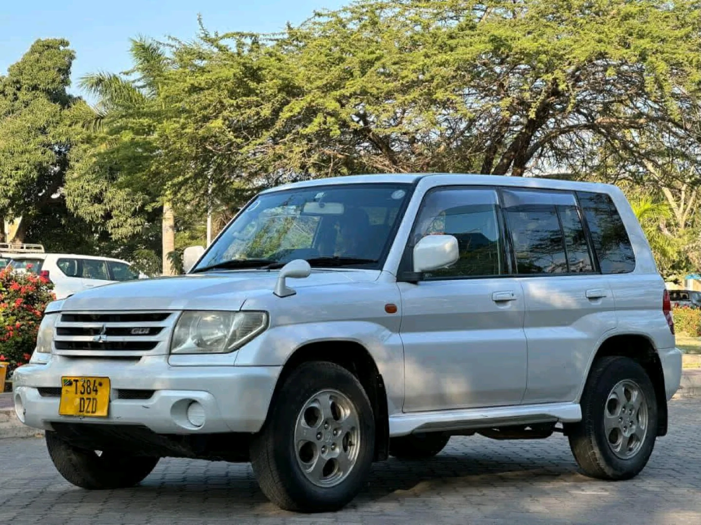 Mitsubishi Pajero GDI Io SUV 2004 Model thumbnail 2