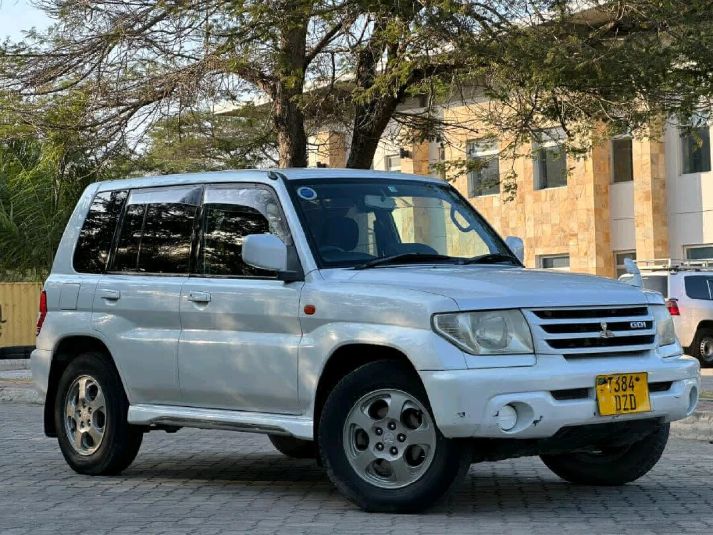 Mitsubishi Pajero GDI Io SUV 2004 Model thumbnail 3