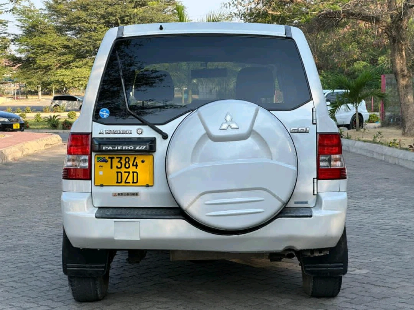 Mitsubishi Pajero GDI Io SUV 2004 Model thumbnail 4