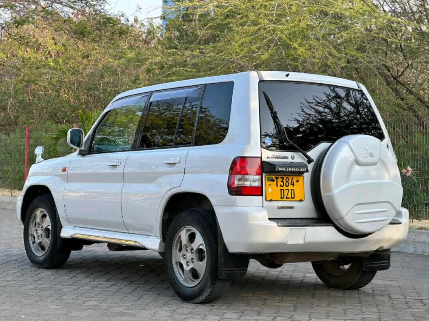 Mitsubishi Pajero GDI Io SUV 2004 Model thumbnail 5