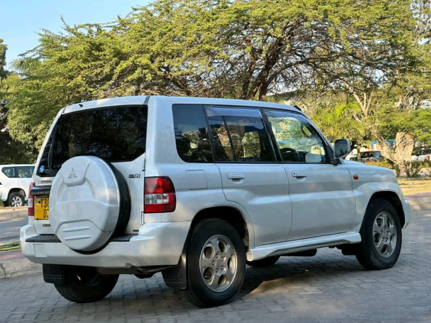 Mitsubishi Pajero GDI Io SUV 2004 Model thumbnail 6