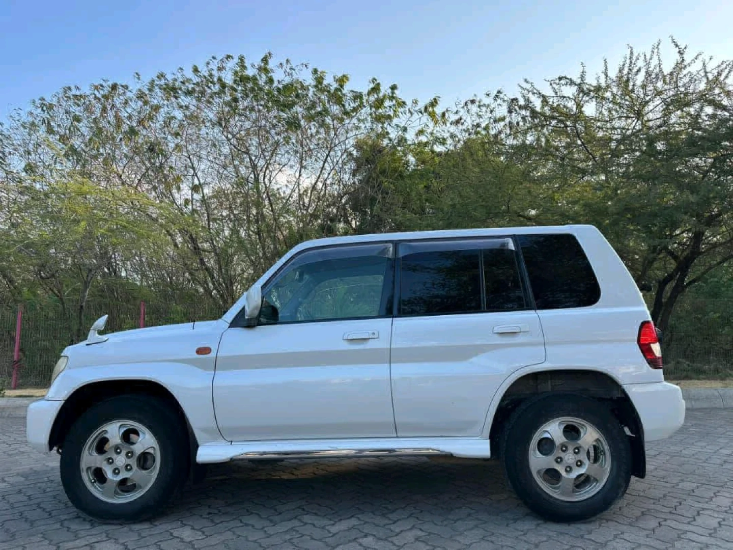 Mitsubishi Pajero GDI Io SUV 2004 Model thumbnail 7