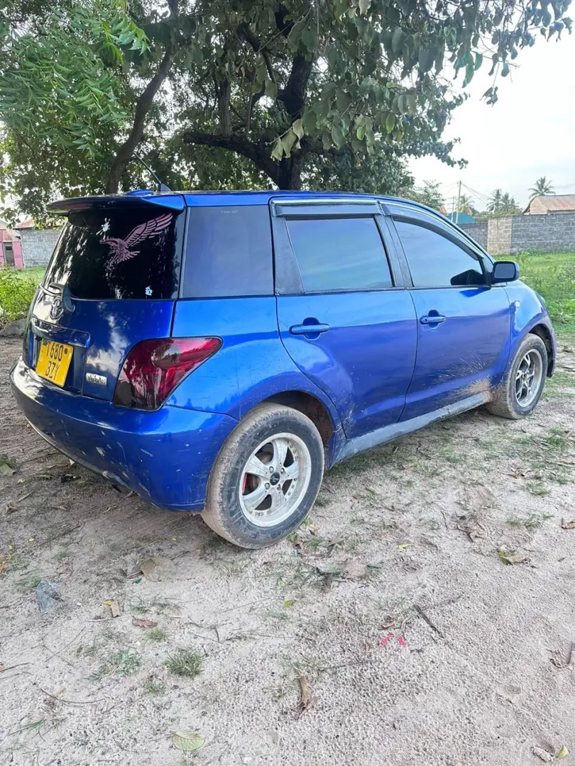 Toyota Ist Hatchback Blue thumbnail 3