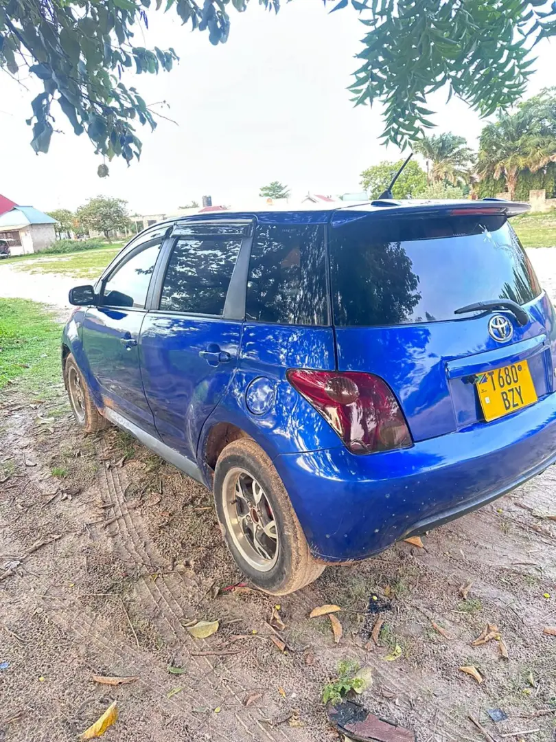 Toyota Ist Hatchback Blue thumbnail 4