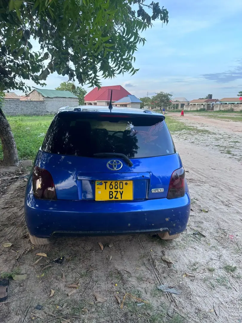 Toyota Ist Hatchback Blue thumbnail 5