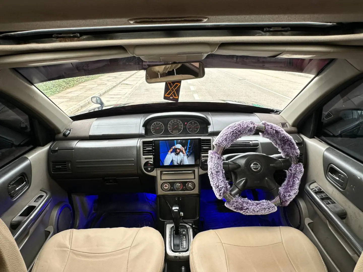 Used Black Nissan X-Trail with AC and Android TV thumbnail 3