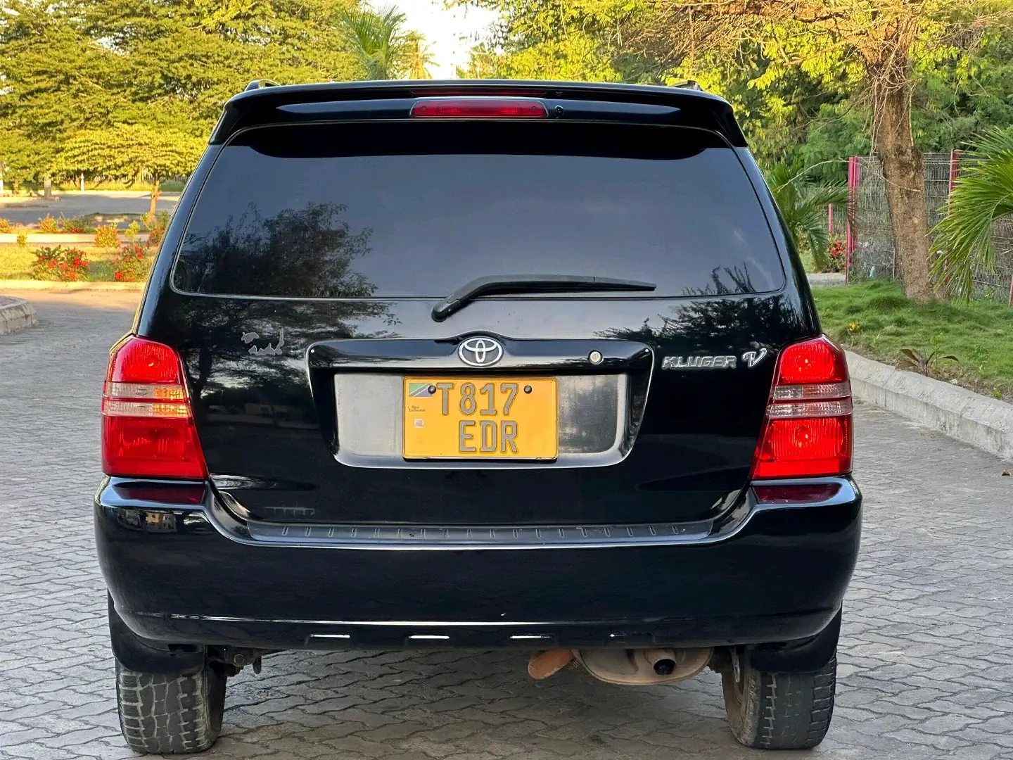 Toyota Kluger SUV 2004 Black thumbnail 2