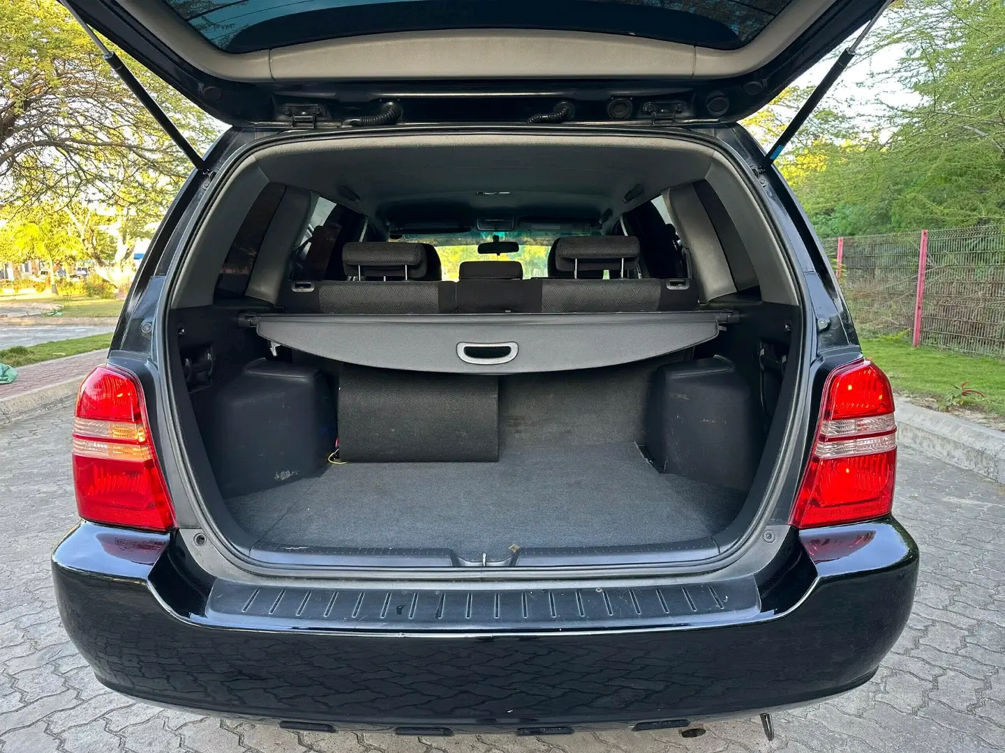 Toyota Kluger SUV 2004 Black thumbnail 5
