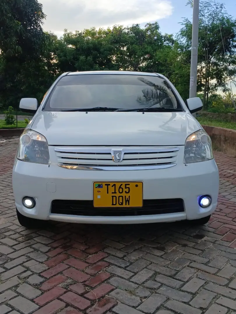 Toyota Raum 2005