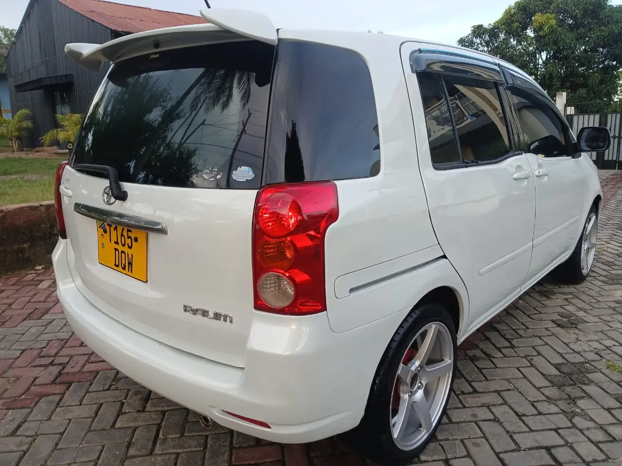 Toyota Raum 2005 thumbnail 3