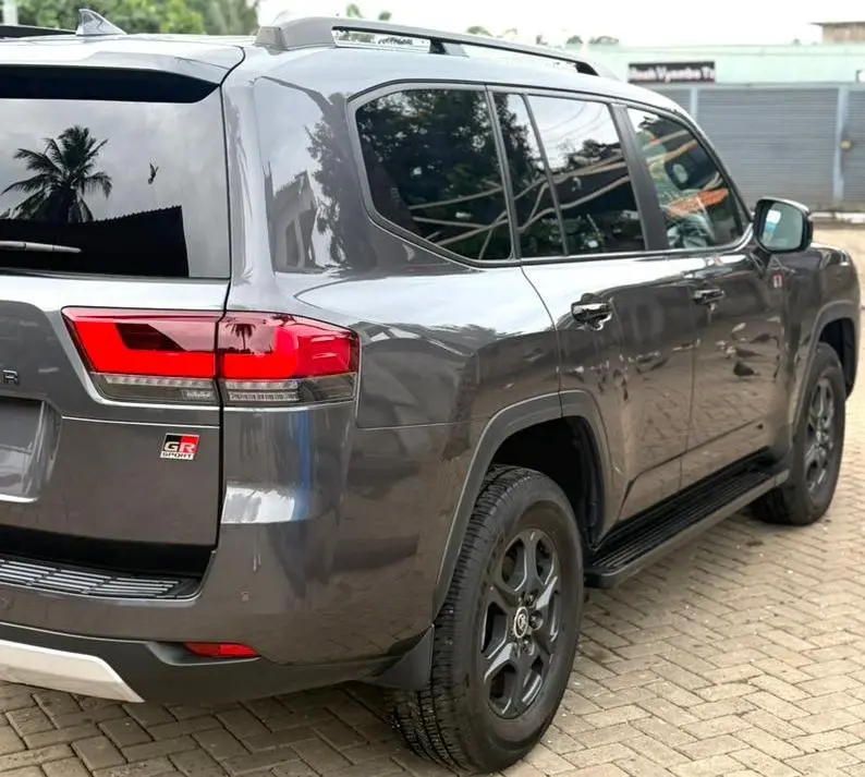 2024 Toyota Land Cruiser GR Sport 300 thumbnail 3
