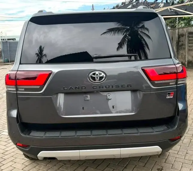 2024 Toyota Land Cruiser GR Sport 300 thumbnail 4