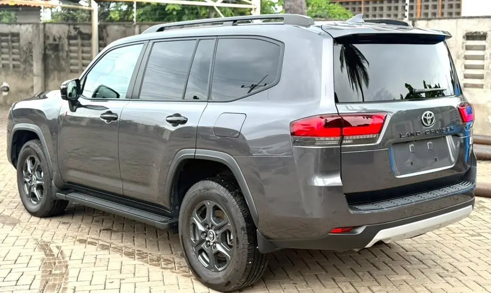 2024 Toyota Land Cruiser GR Sport 300 thumbnail 6