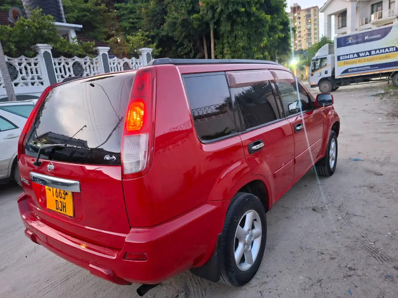 Nissan X-Trail SUV thumbnail 2