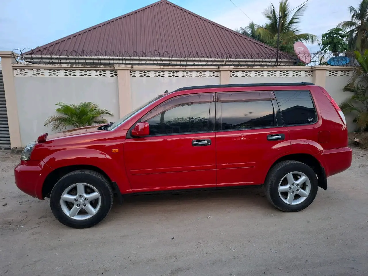 Nissan X-Trail SUV thumbnail 4