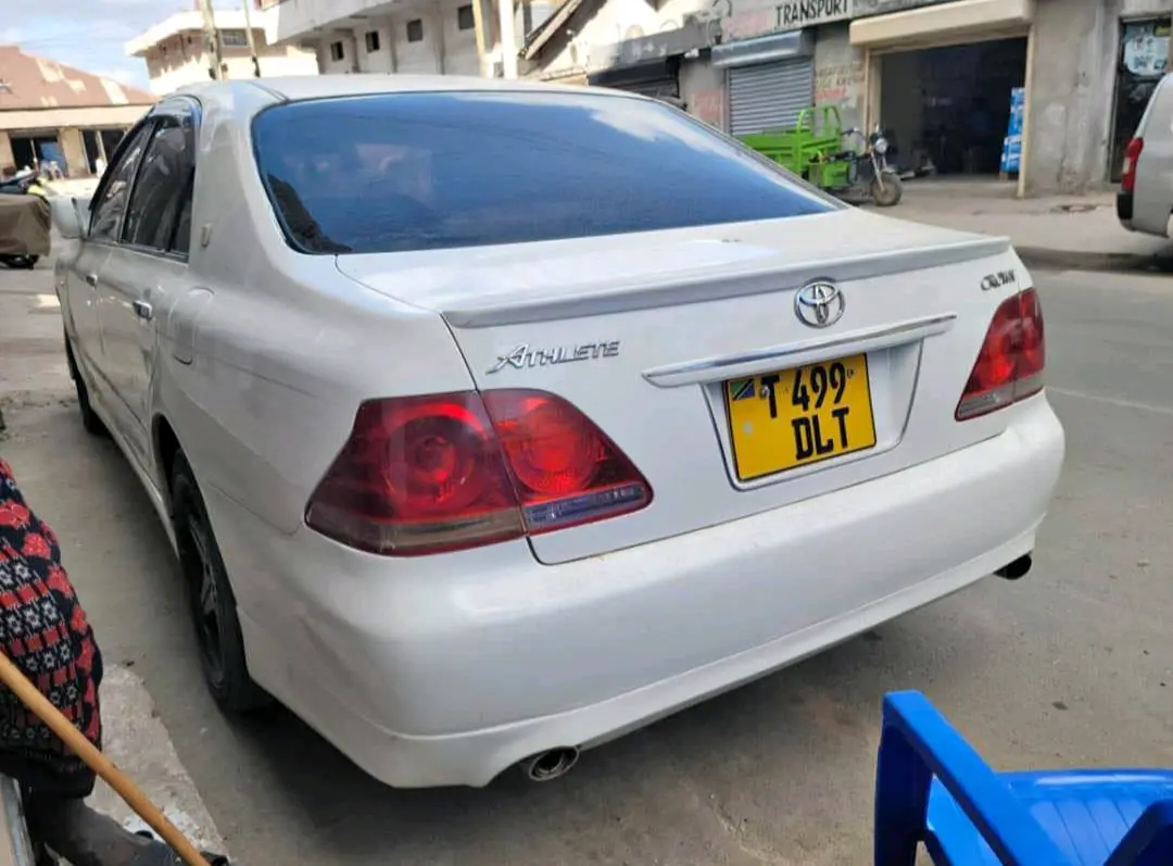 Toyota Crown Athlete Nyeupe Inauzwa thumbnail 2
