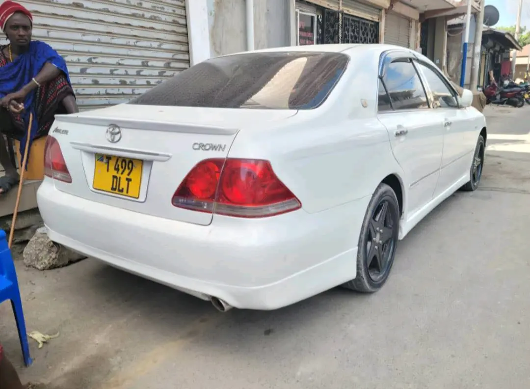 Toyota Crown Athlete Nyeupe Inauzwa thumbnail 3