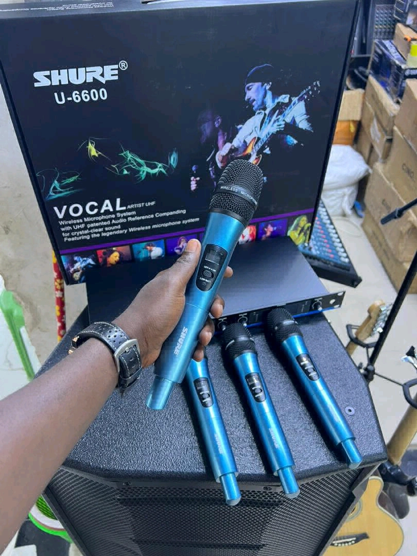 Shure U-6600 UHF 4 Wireless Microphone System