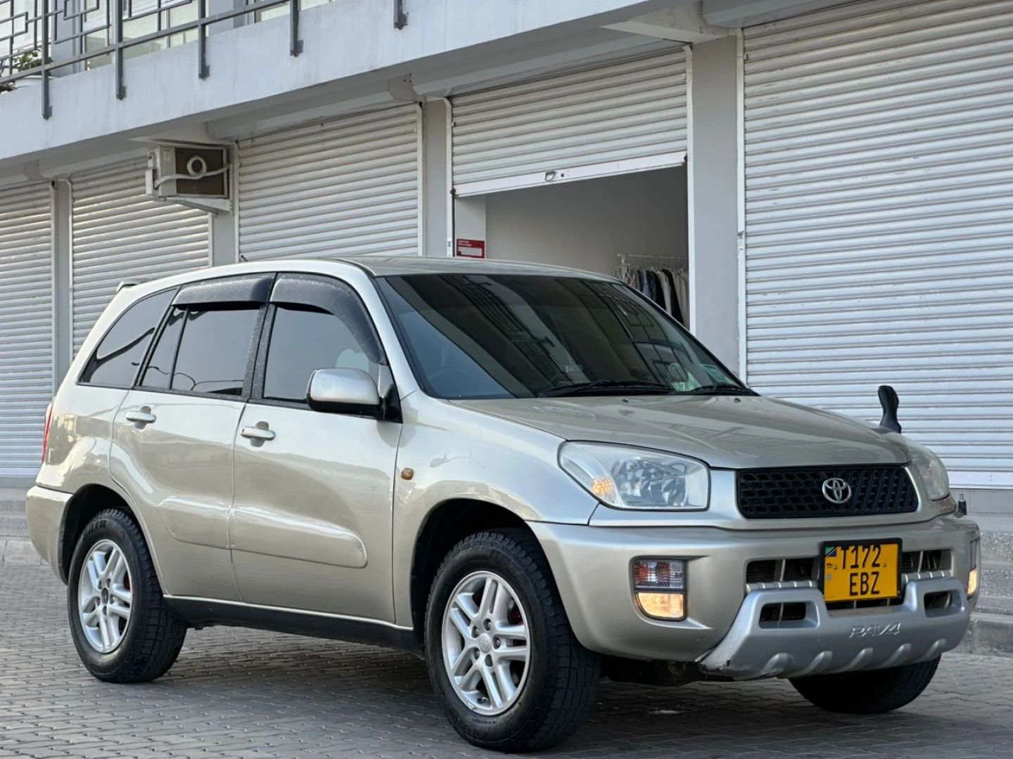 Toyota RAV4 J 2003 Automatic (Reg EBZ) thumbnail 3