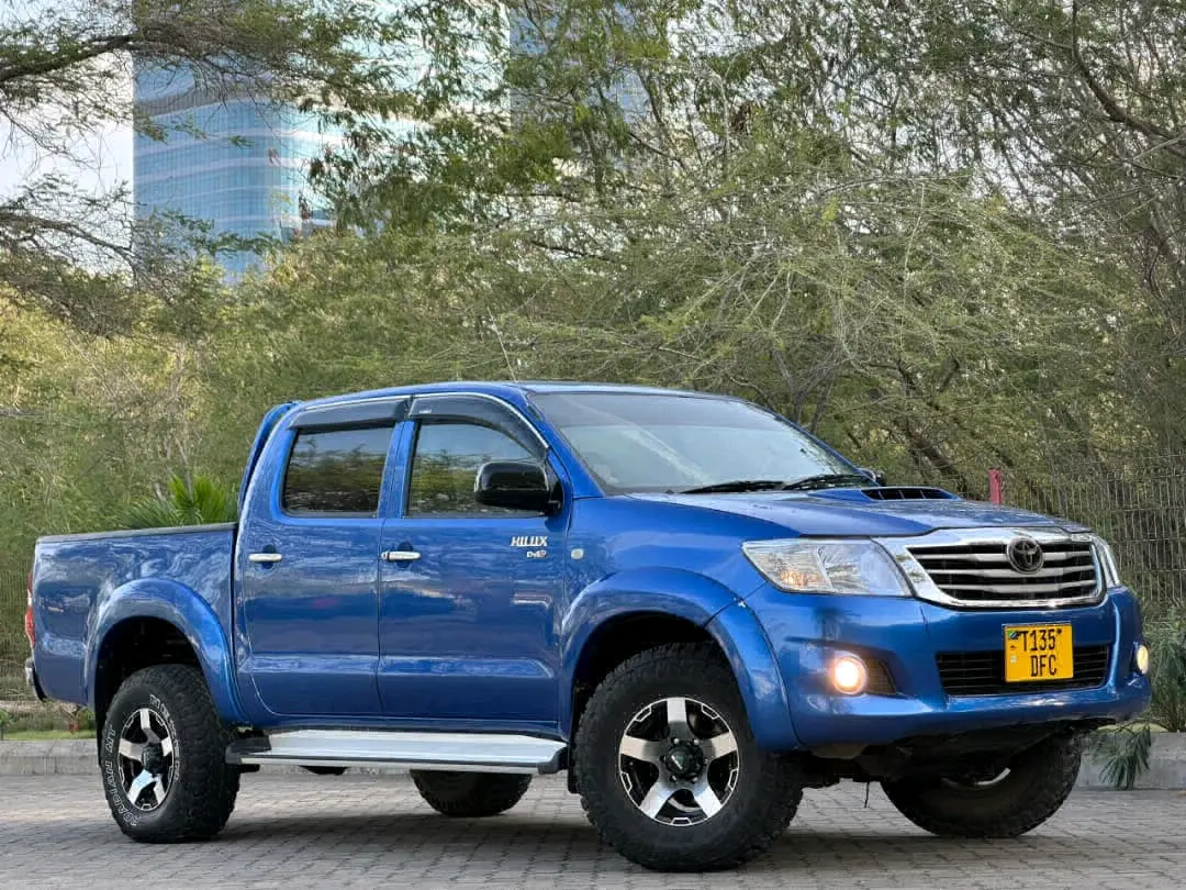 Toyota Hilux Double Cabin 2013 Blue thumbnail 2