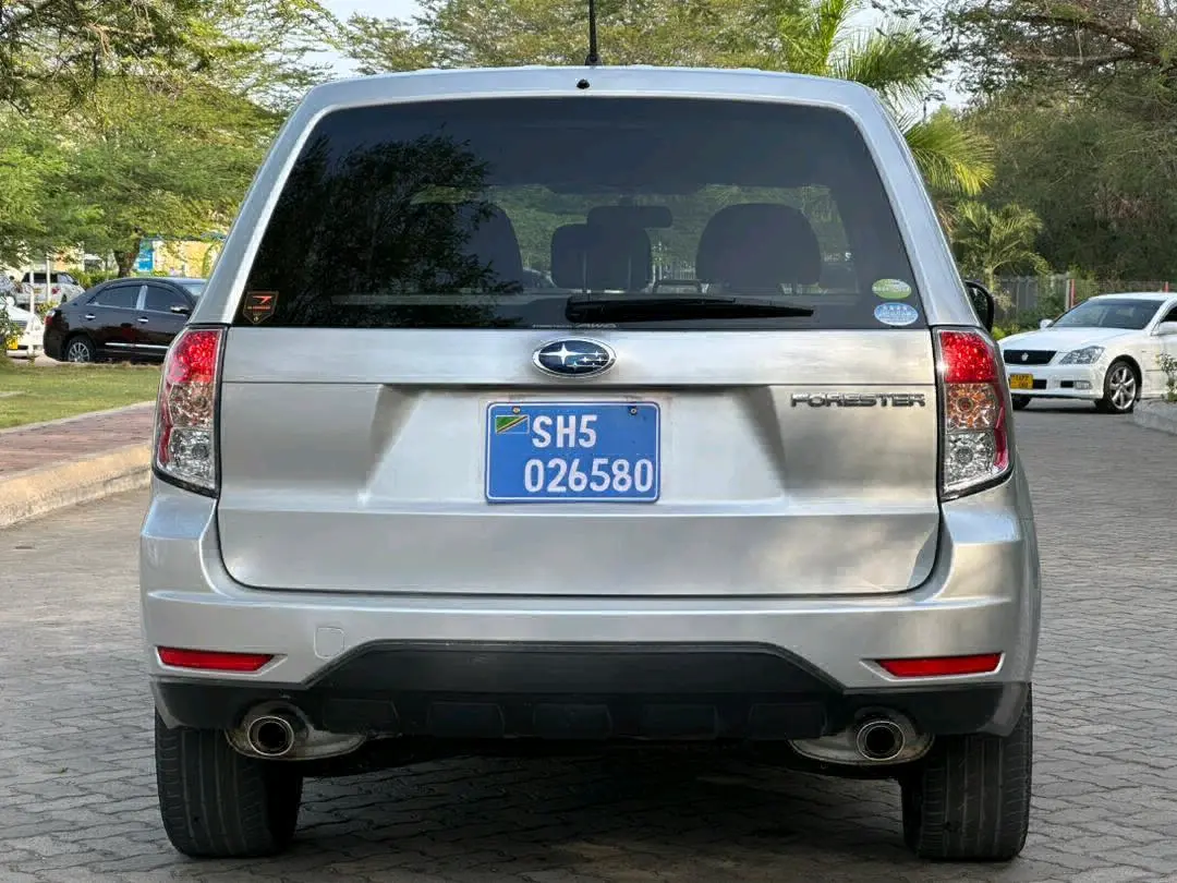 Subaru Forester 2010 Silver kwa Mauzo DSM thumbnail 9