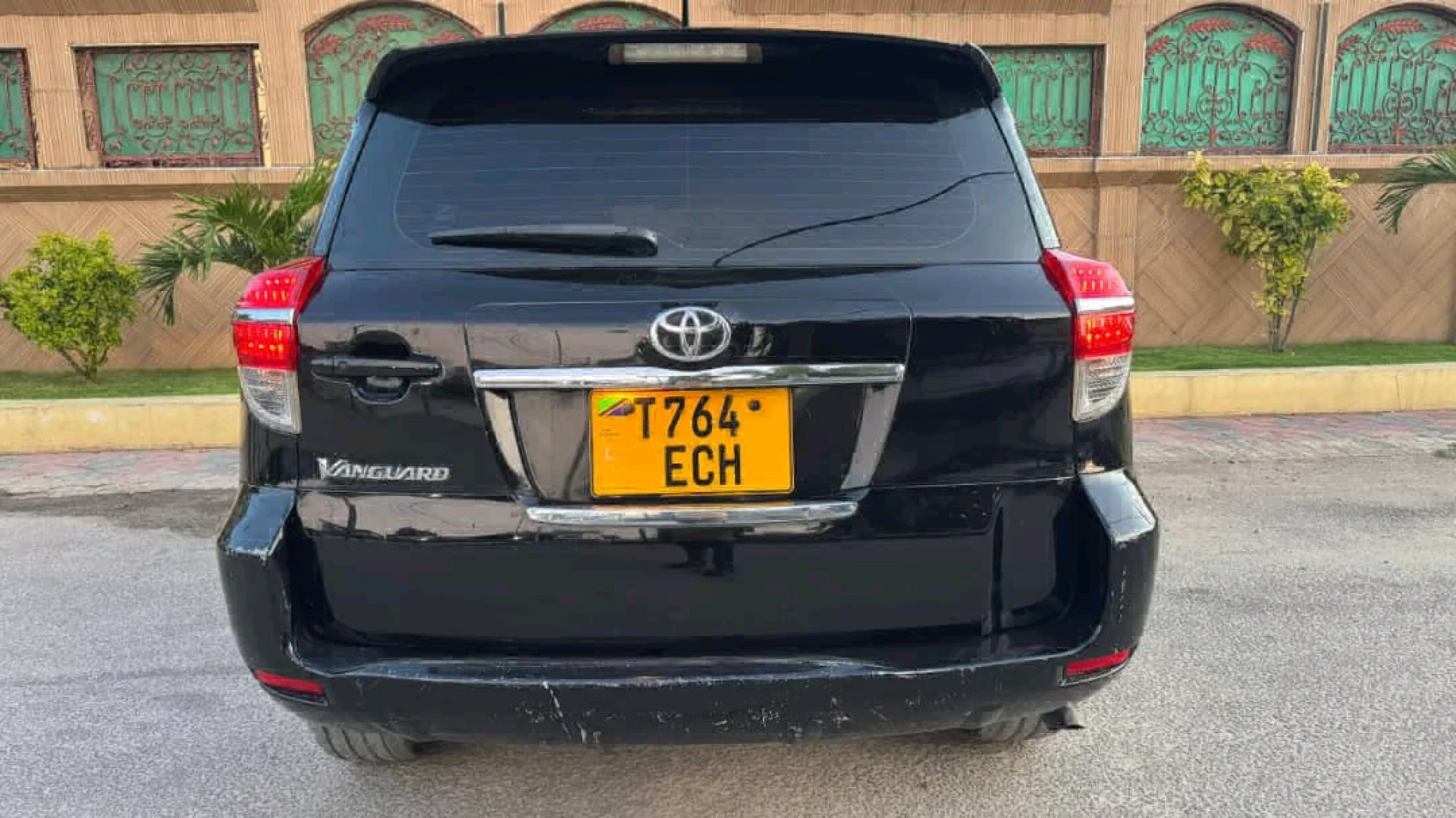 Black Toyota Vanguard 2010 Automatic thumbnail 2