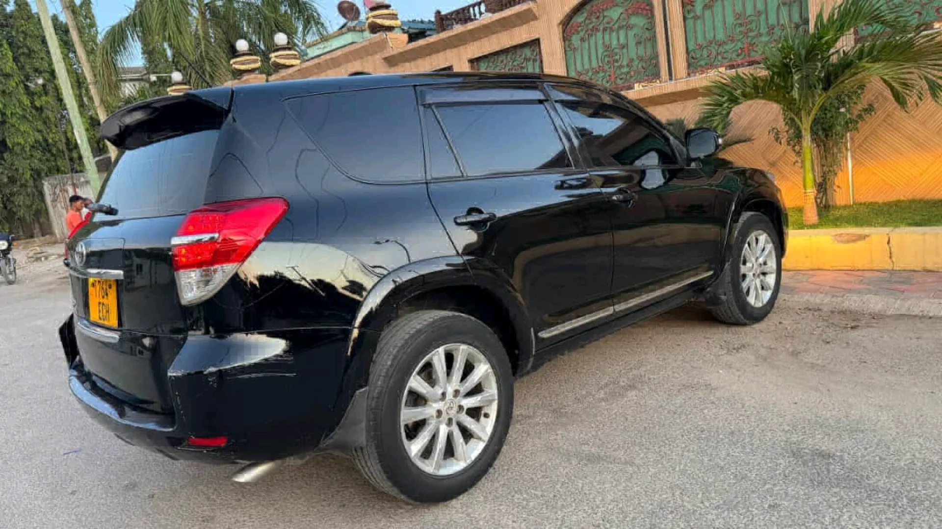 Black Toyota Vanguard 2010 Automatic thumbnail 3
