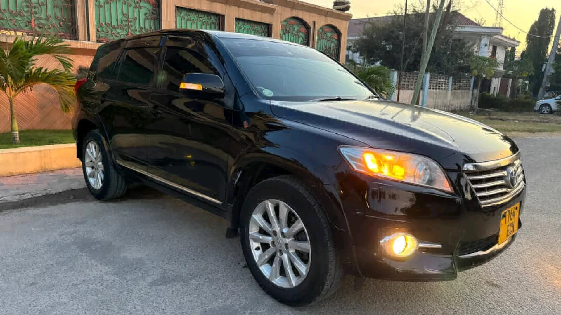 Black Toyota Vanguard 2010 Automatic thumbnail 4